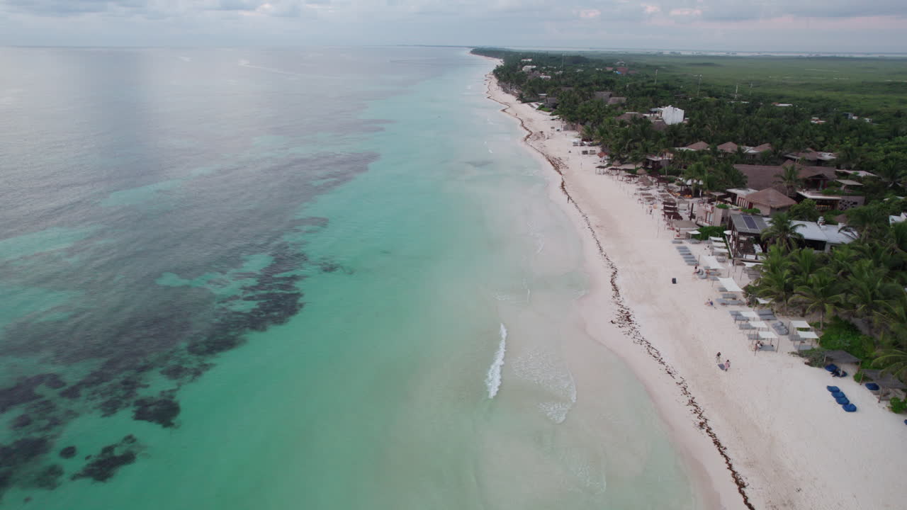 vista aérea de los centros turísticos en tulum en méxico