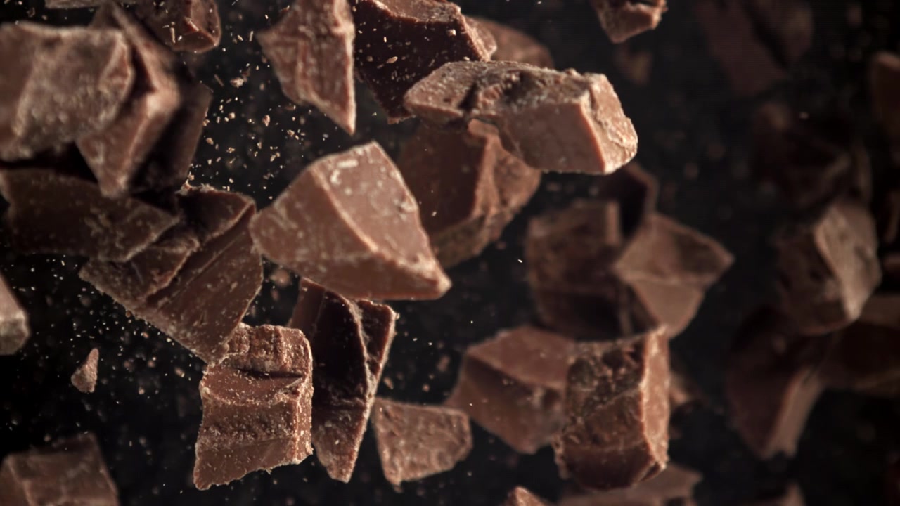 Pezzi di cioccolato fondente che cadono in super rallentatore
