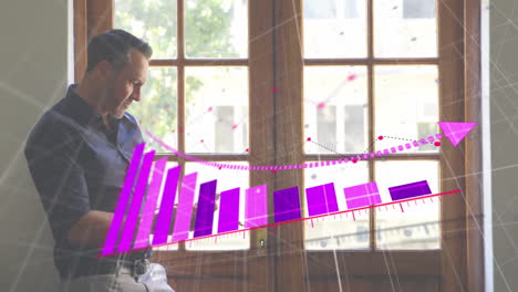 animación de diagrama púrpura sobre hombre caucásico usando teléfono inteligente