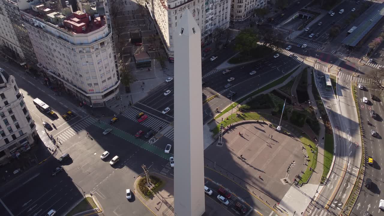 órbita aérea de arriba hacia abajo sobre el monumento del obelisco en la ciudad de buenos aires