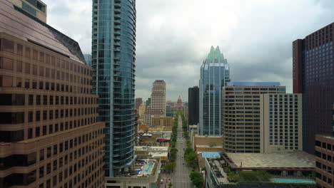 Drone-Volando-Por-El-Congreso-Hacia-La-Construcción-De-Capital-En-Austin-Texas