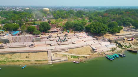 Vista-Aérea-Del-Río-Ganga-Y-Ghats-En-Varanasi-India