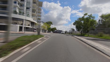 punto de vista de conducción mirando hacia atrás de las calles suburbanas de la ciudad, pasando por el viejo puente al lado de la línea de ferrocarril - ideal para reemplazar la pantalla verde de la escena interior del automóvil