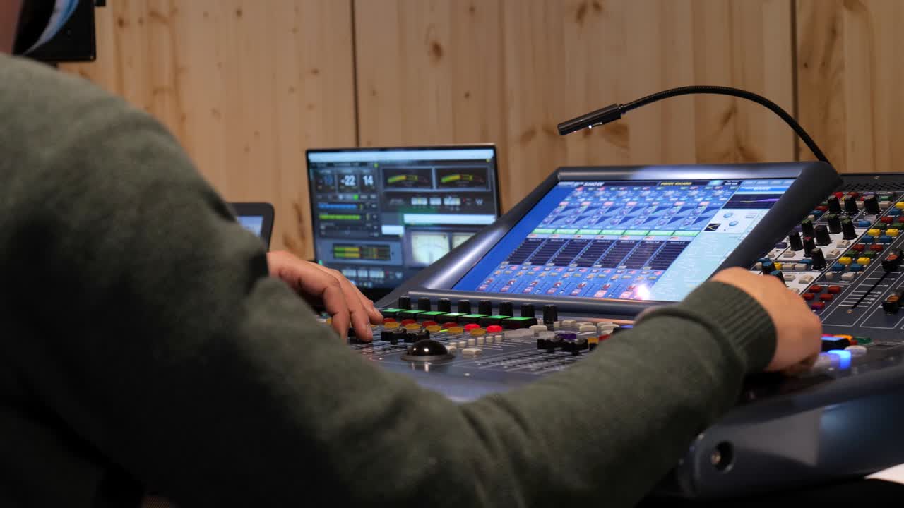 manos de un técnico de video en la producción de una transmisión en vivo