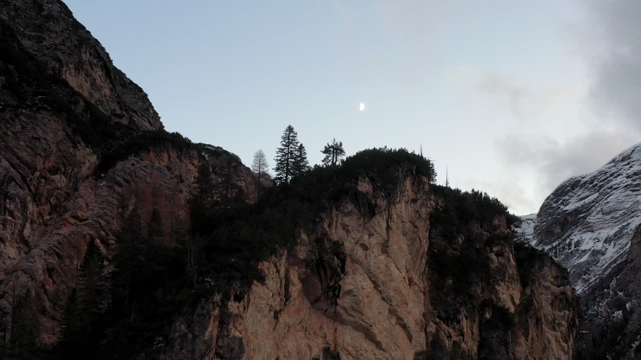이탈리아 알프스의 백운석에 있는 라고 디 브라이에스(lago di braies)의 극적인 경치 좋은 산들과 달 위로 드론 공중 비행