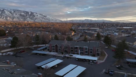 Toma-Aérea-Sobre-La-Comunidad-De-Apartamentos-En-Midvale-Utah-Al-Atardecer.