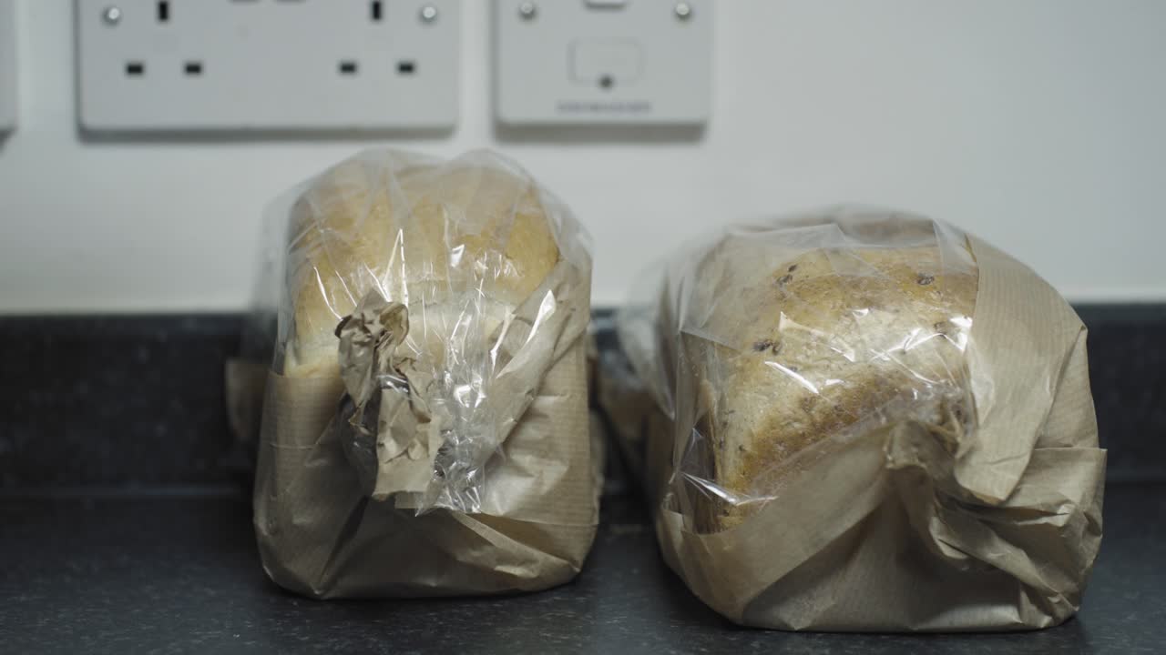 집 부엌에서 토스트 준비하기-11