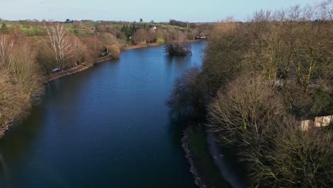 Chateaugiron-Teich-In-Der-Herbstsaison,-Bretagne-In-Frankreich