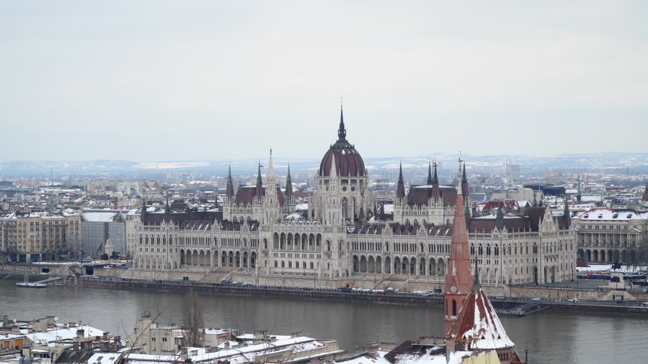 Vista del fiume Danubio e del Palazzo del Parlamento, Budapest