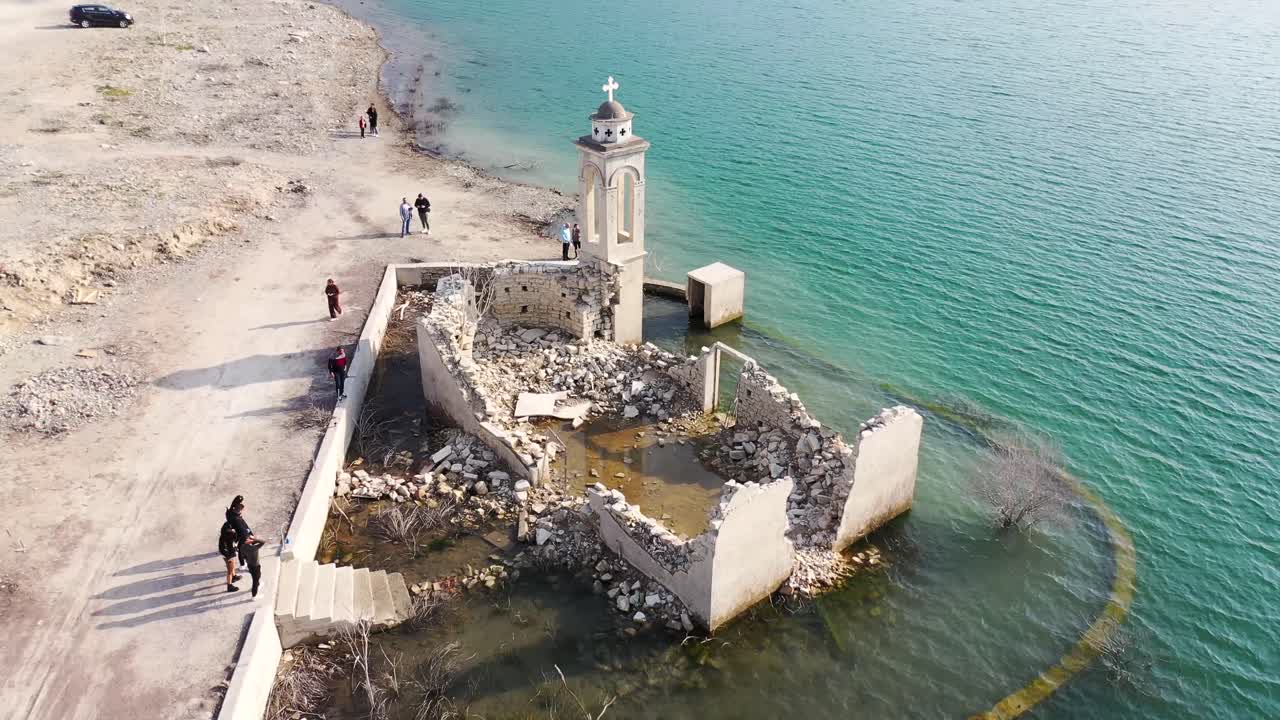 toma en órbita de la hermosa iglesia de san nicolás arruinada con agua, alassa, ciudad de limassol, chipre