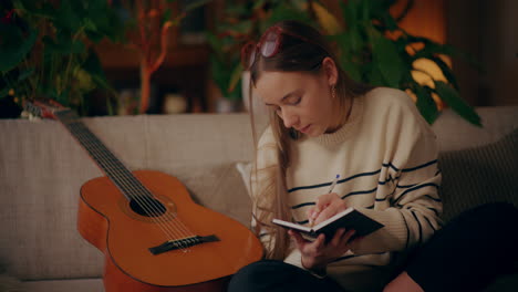 Mujer-Tocando-La-Guitarra-Escribiendo-Canciones-Componiendo-Música