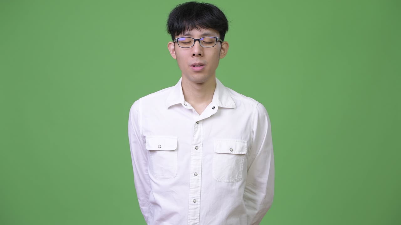 눈을 감고 휴식을 취하는 젊은 아시아 사업가