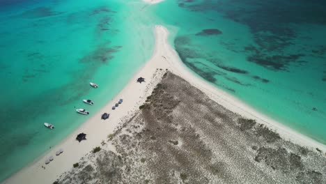 Cayo-de-agua-with-turquoise-waters-and-sandy-shores-in-los-roques,-aerial-view