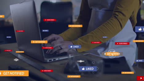 animación del procesamiento de datos sobre una mujer caucásica usando una computadora portátil