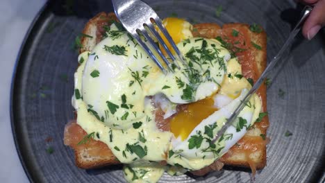 huevos benedicto con salmón ahumado