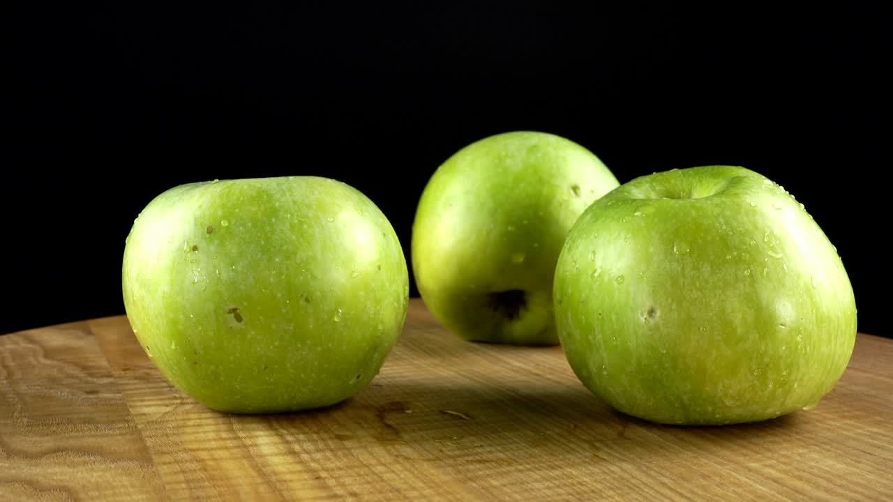 Æbler på sort baggrund. Skærebræt i bevægelse.