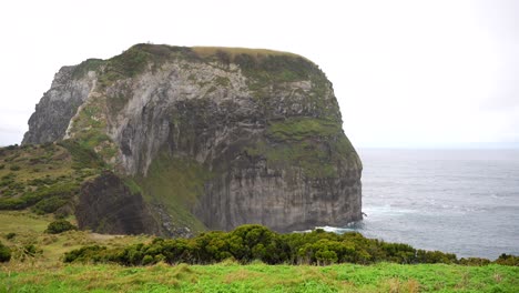 Junge-Frau-Mit-Rosafarbener-Jacke-Verlässt-Den-Rahmen,-Im-Hintergrund-Morro-De-Castelo-Branco