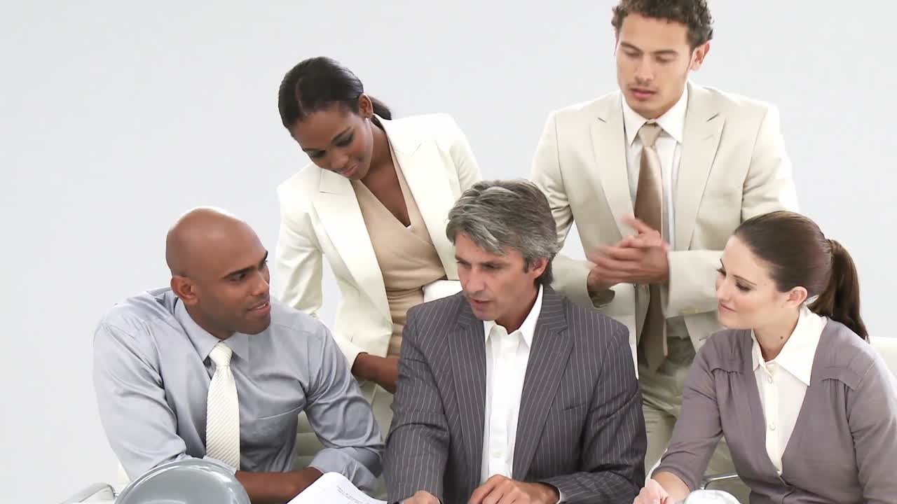 arquitectos serios trabajando en un proyecto