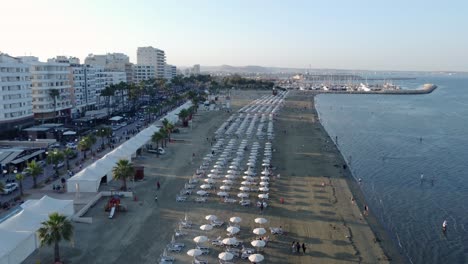 Costa-De-La-Playa-De-Finikoudes-En-La-Ciudad-De-Larnaca,-Chipre,-Vista-Aérea