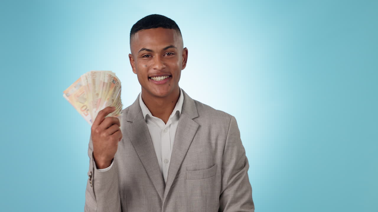 ビジネスマン笑顔とお金のファンがスタジオにいます