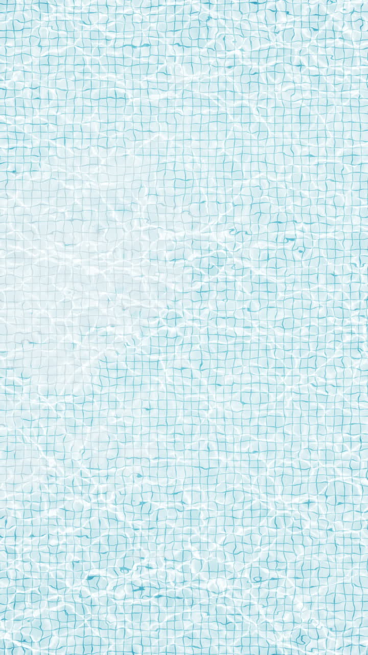 superficie del agua de la piscina azulejada