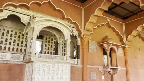interior del palacio con tallas ornamentales y arquitectura