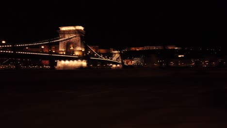 puente de las cadenas con el castillo de buda en budapest por la noche