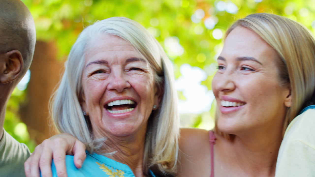 정원에서 카메라를 향해 미소 짓고 있는 다세대 가족의 초상화