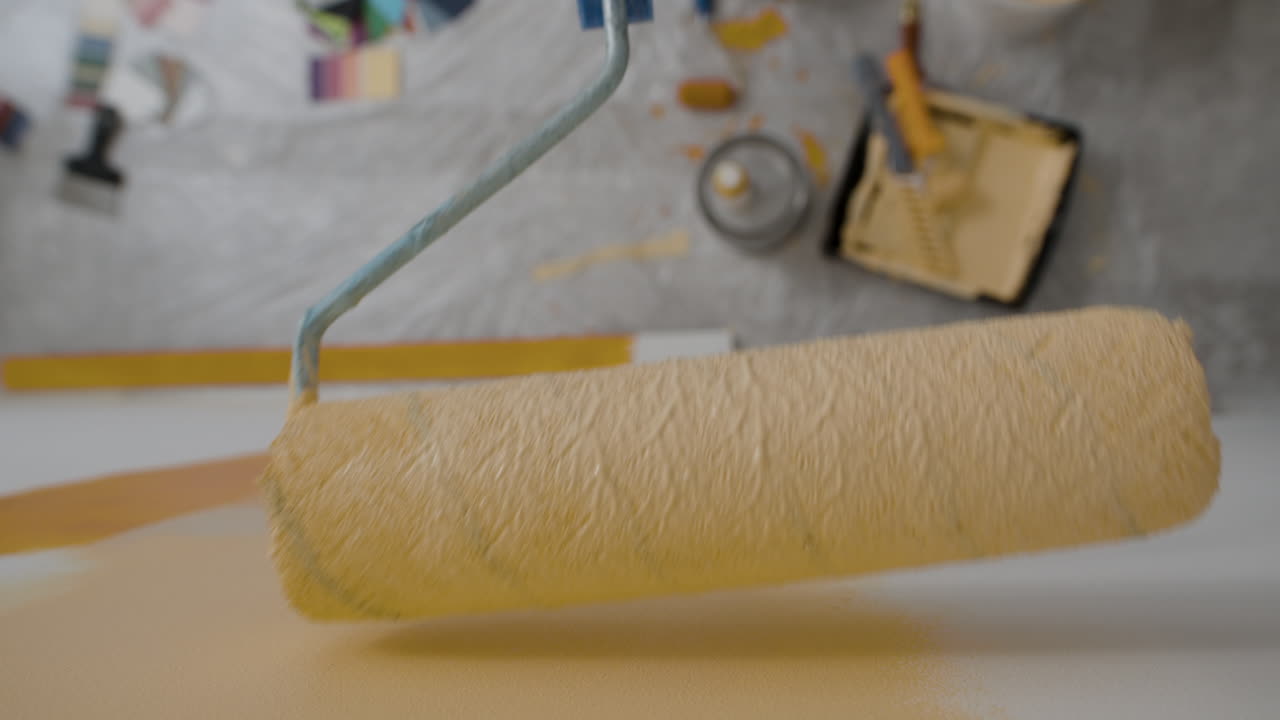 una pared con un rodillo de pintura