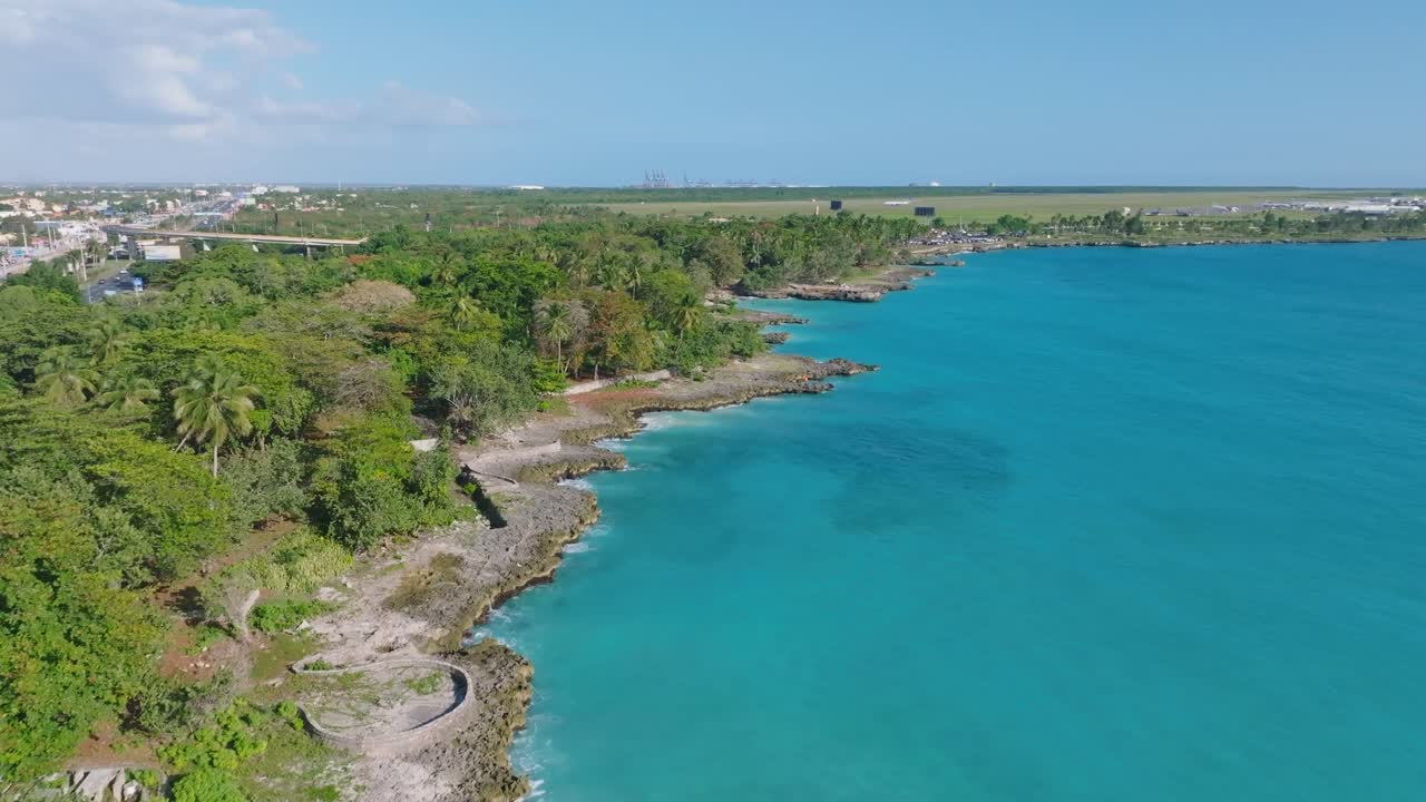 Costa rochosa do Parque Nacional Subaquático La Caleta, Boca Chica na República Dominicana.