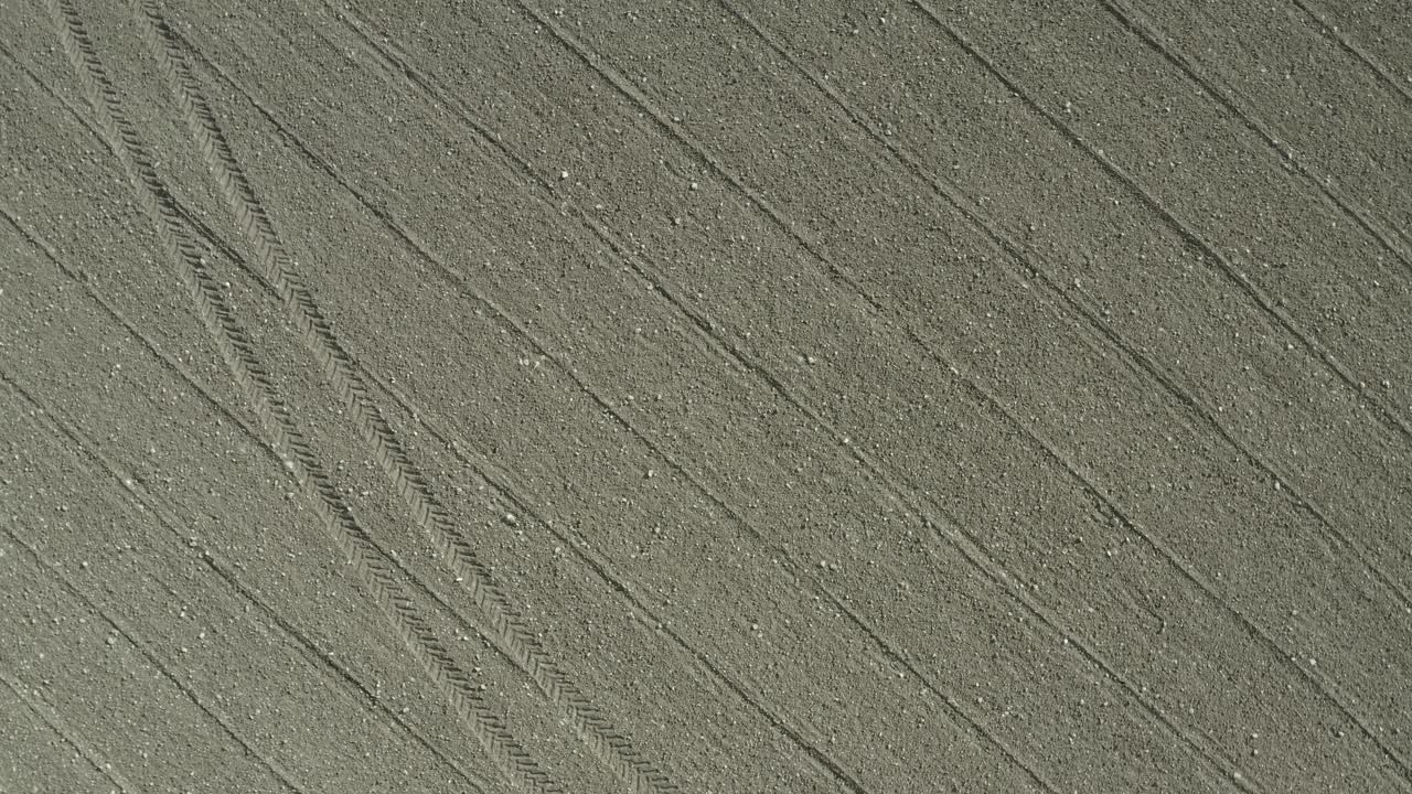 la antena vertical ascendente y giratoria del campo rocoso revela las huellas de los tractores