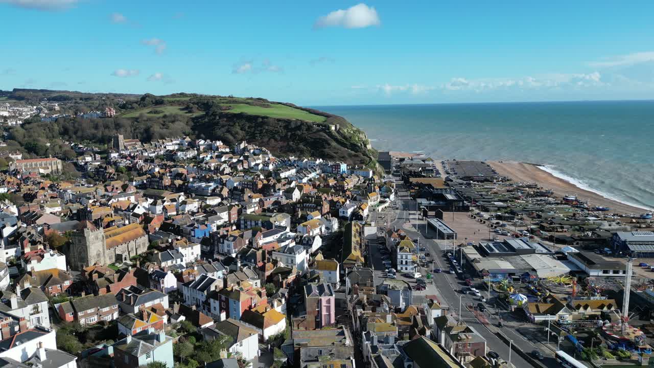 영국 헤이스팅스 (hastings) 의 드론  (pull away shot) 은 도시, 바다, 동쪽 언덕을 향해 올드 타운 (old town) 을 날아다니며 촬영되었다.