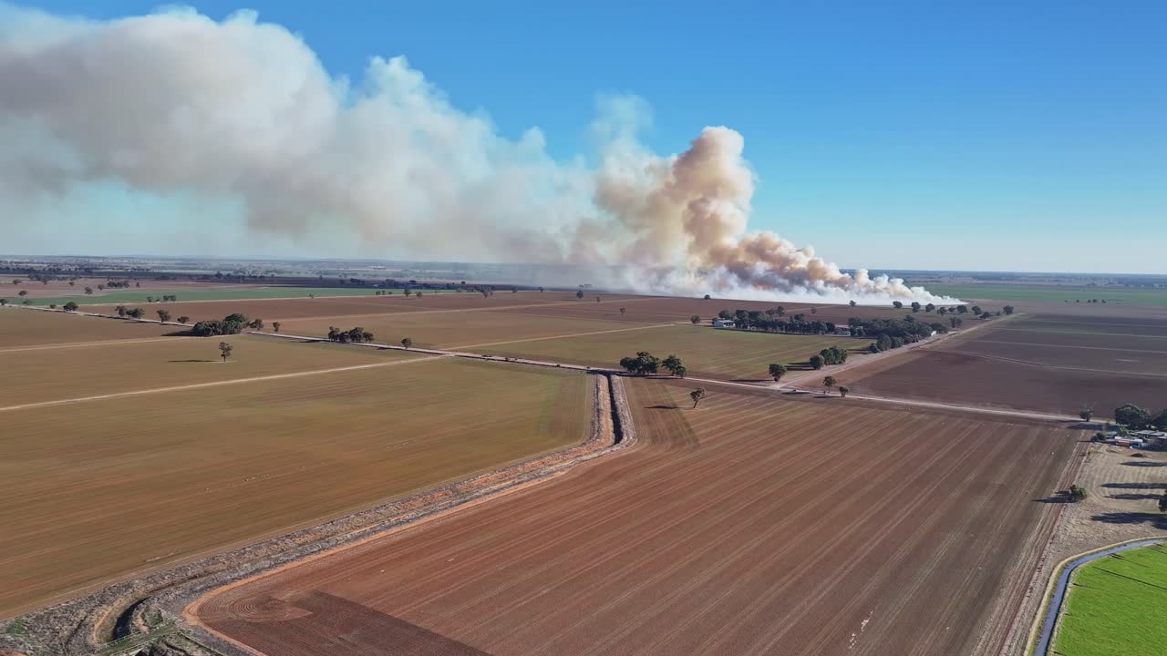 통제된 화재로 농촌 농경지에 연기가 아져 나왔습니다.