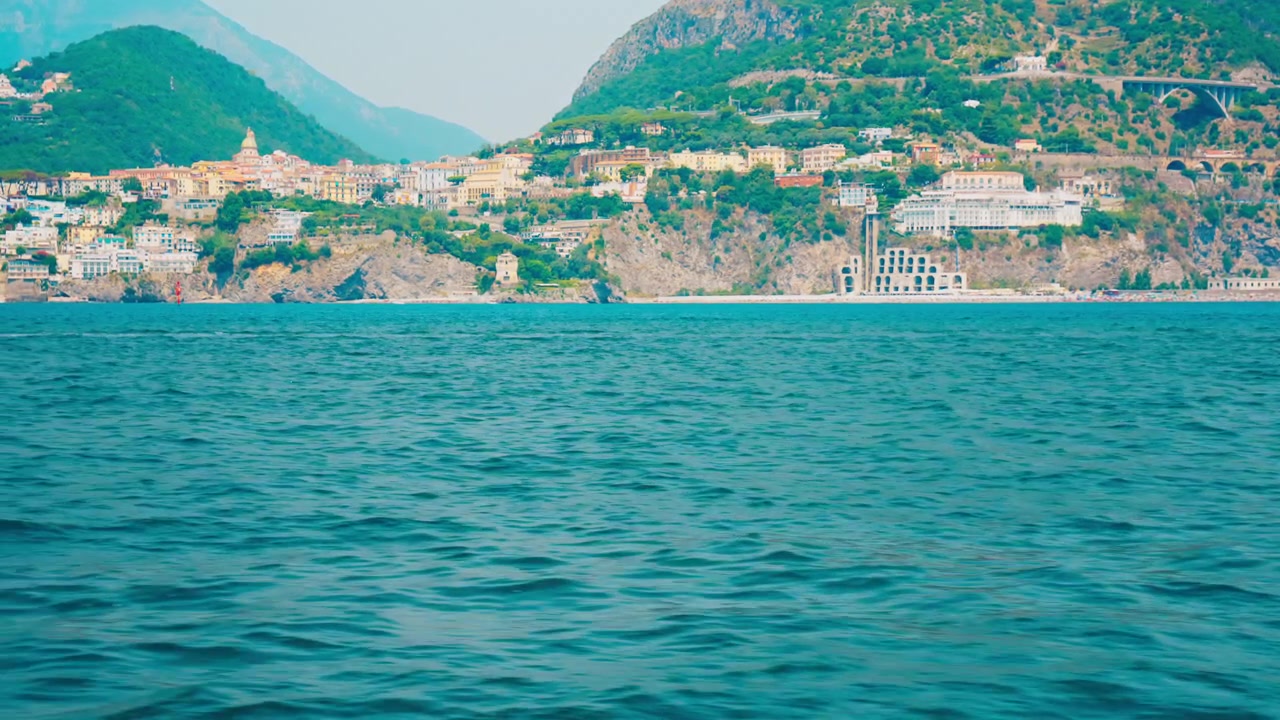 Vista della città di Vietri sul Mare da una nave in mare