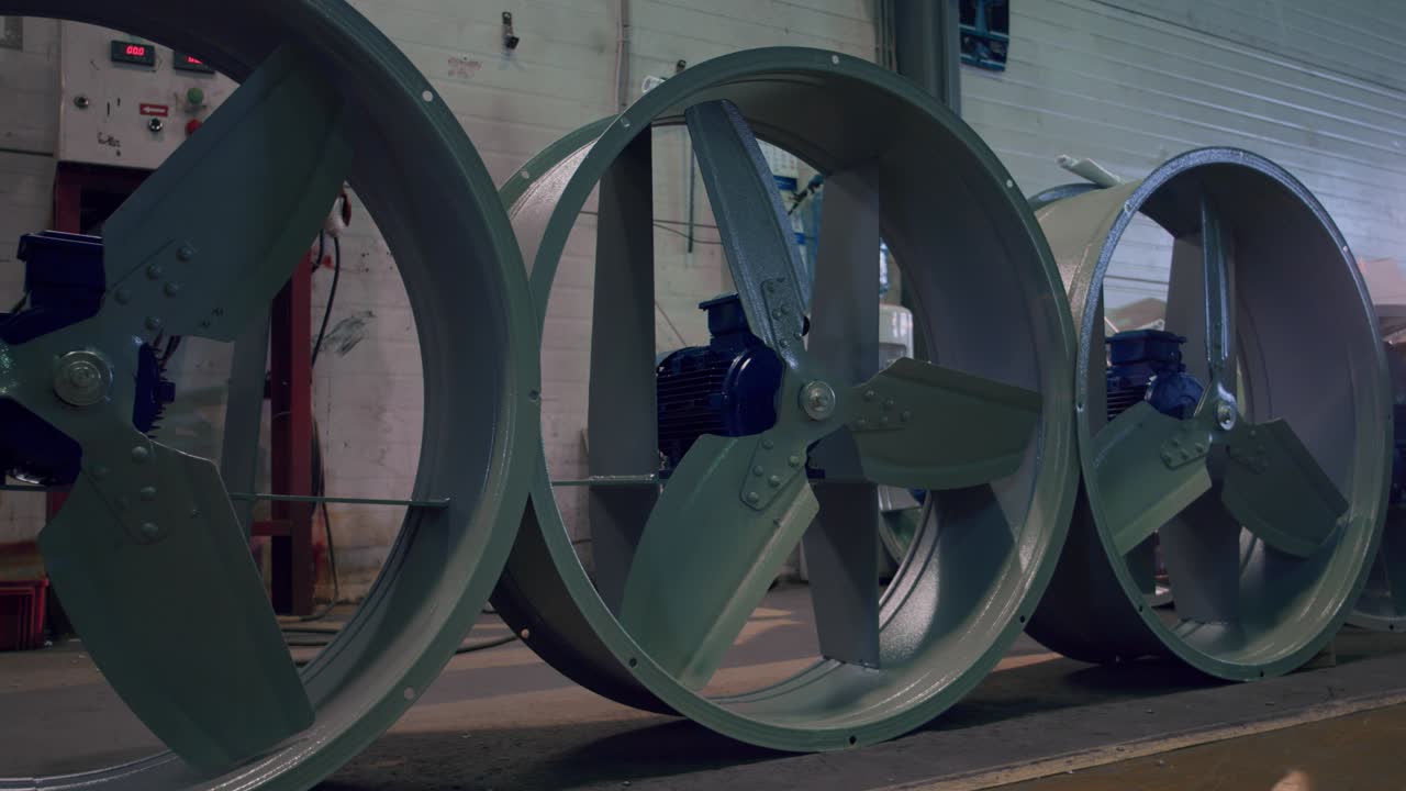 쇼핑몰 및 대형 공간을위한 산업 팬을 제조하는 대형 금속 부품 4k 영상