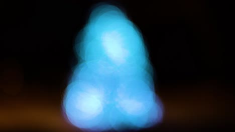 luz azul que simboliza la llama, aislada en un fondo oscuro