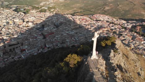 castillo de jaen, españa castillo de jaen volando y tomas terrestres desde este castillo medieval en la tarde de verano, tambien muestra la ciudad de jaen hecha con un drone y una camara de accion a 4k 24fps usando filtros nd