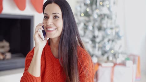 Junge-Frau-Hört-Einen-Anruf-Auf-Ihrem-Handy