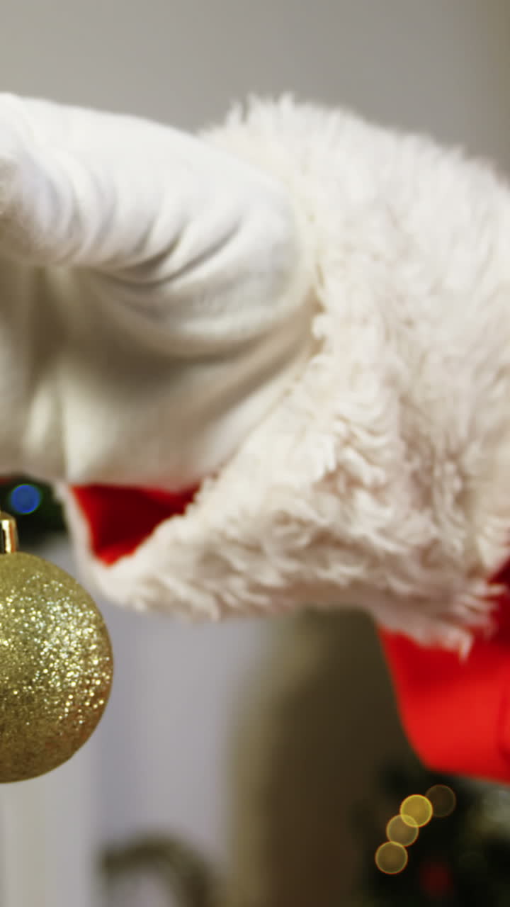 santa claus con la pelota de navidad