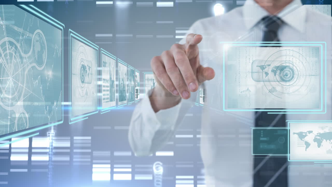 Uomo d'affari che tocca uno schermo digitale, con animazione futuristica di elaborazione dati