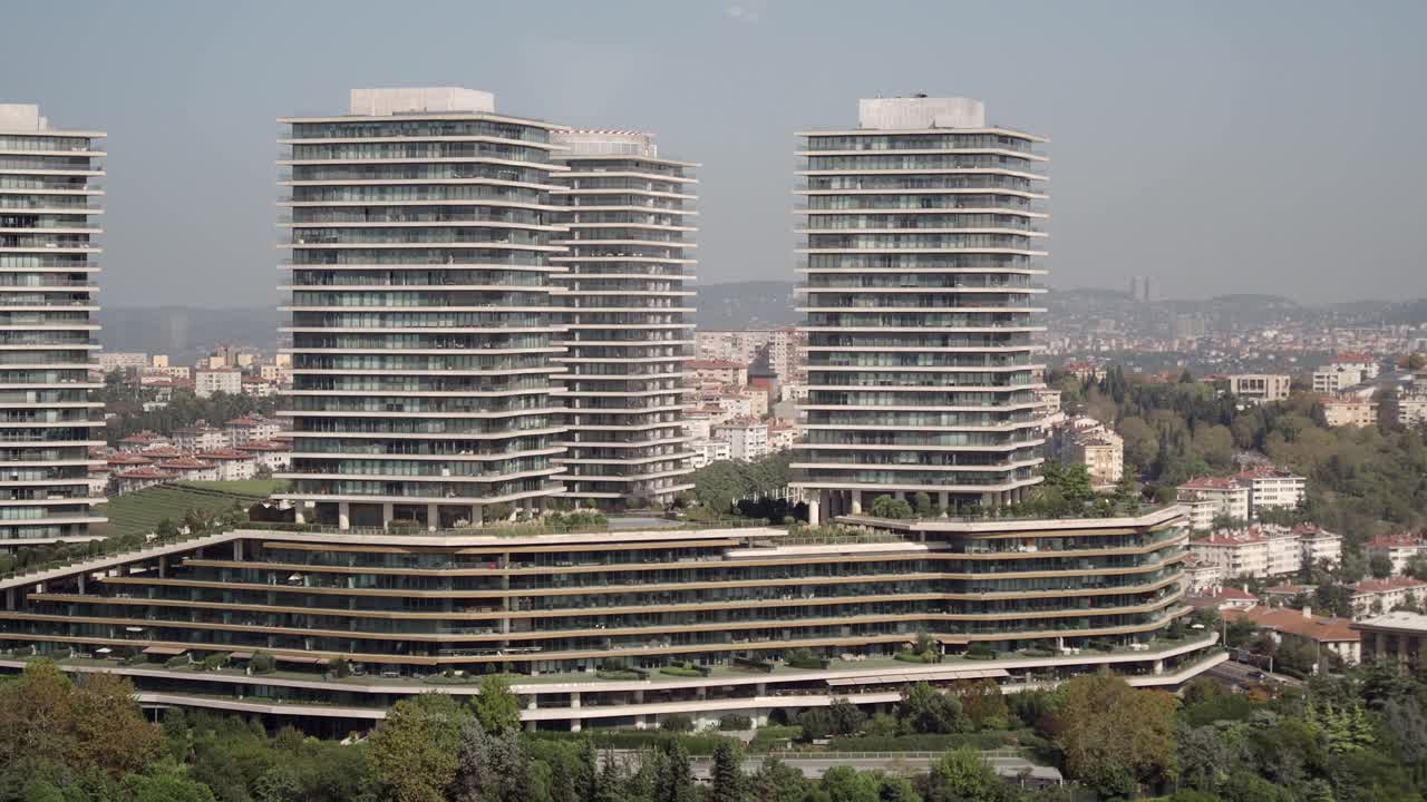 complejo de apartamentos modernos en un paisaje urbano