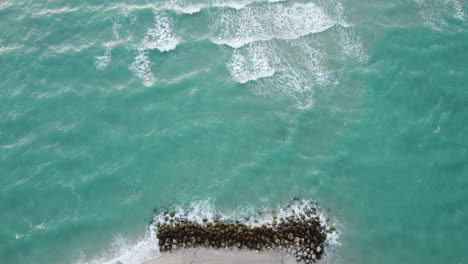 海浪在邁阿密的岩石上慢慢地撞擊