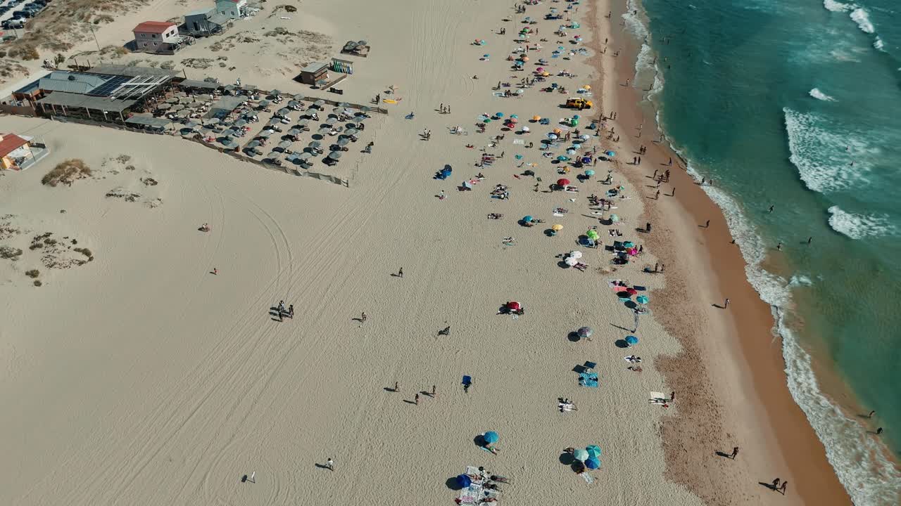 은 날 에 비는 해변 의 공중 풍경