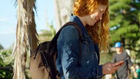 mujer usando teléfono móvil en la playa 4k