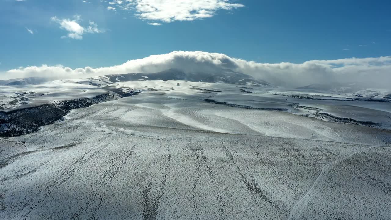 지나가는 구름과 함께 전방 추적 일반의 시간 경과 드론 샷