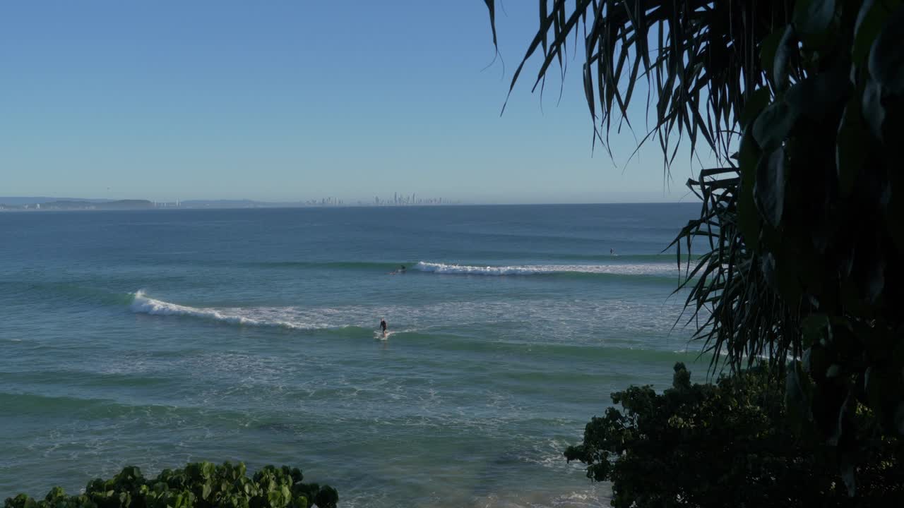surfistas cabalgando y chapoteando en las olas - gold coast qld australia