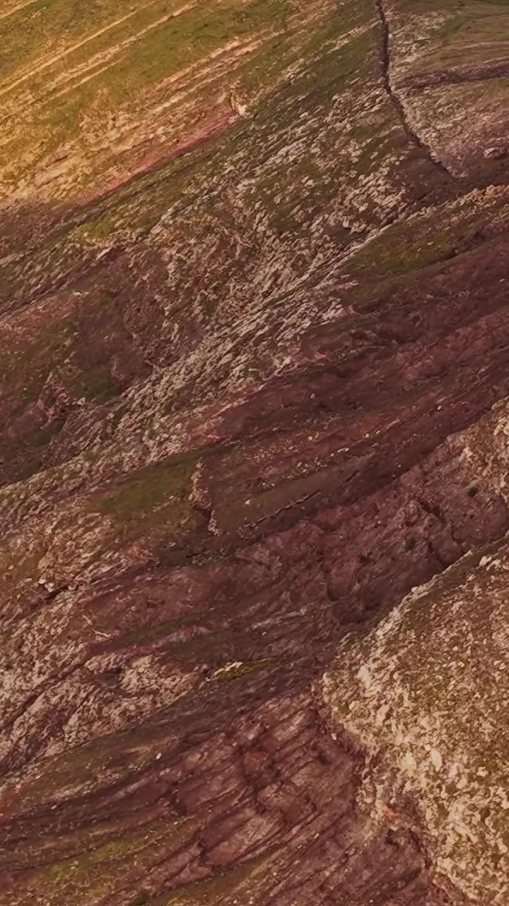 Formazioni laviche e strati rocciosi a Lanzarote, Spagna, durante il tramonto.