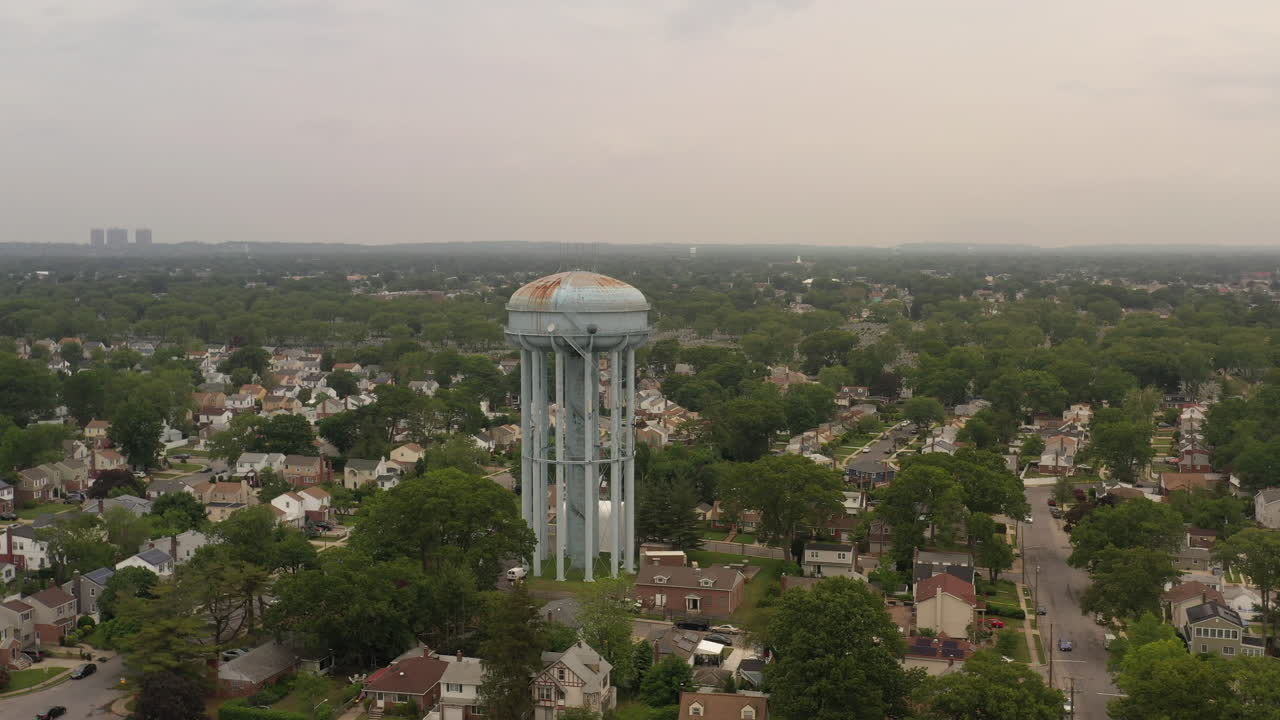 una vista aérea de un barrio suburbano con árboles verdes en un día nublado