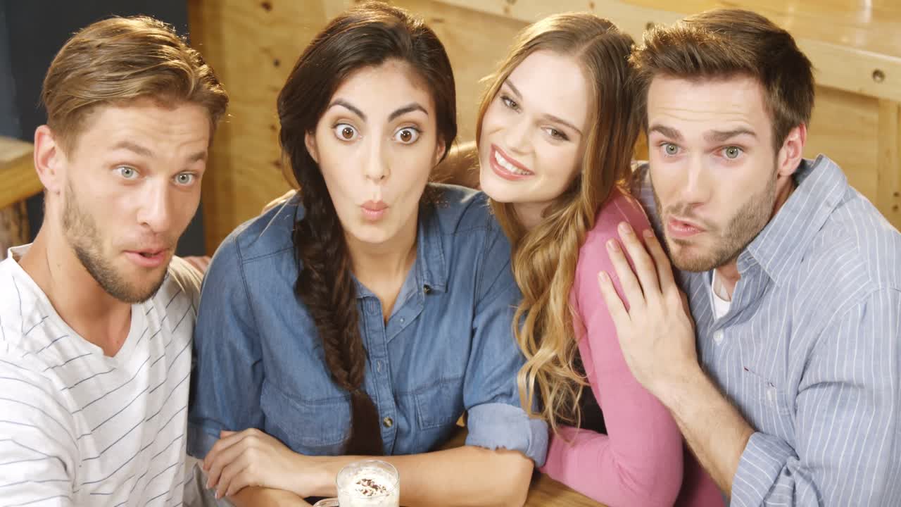 휴대 전화 4k로 셀카를 찍는 친구들의 그룹