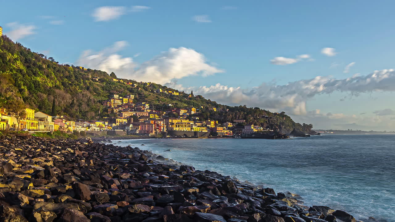 Città costiera di Acireale in una giornata di sole a Catania, Sicilia, Italia